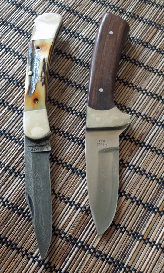 2 hunt knives.jpg
